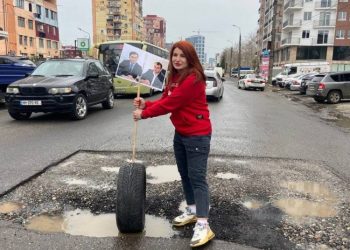 აქცია-პერფორმანსი ბათუმში – დაზიანებულ გზაზე რიჟვაძისა და ჩიქოვანის ფოტოები ჩაამაგრეს