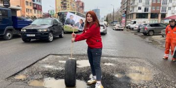 აქცია-პერფორმანსი ბათუმში – დაზიანებულ გზაზე რიჟვაძისა და ჩიქოვანის ფოტოები ჩაამაგრეს