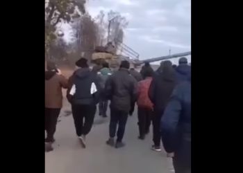 ჩერნიგოვში რუსულ ტანკებს მშვიდობიანი მოქალაქეები გადაუდგნენ (ვიდეო)