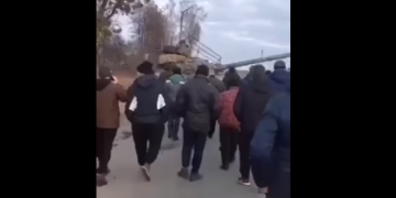 ჩერნიგოვში რუსულ ტანკებს მშვიდობიანი მოქალაქეები გადაუდგნენ (ვიდეო)