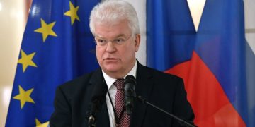 თუ უკრაინელები რუსეთის წინააღმდეგ შეტევას დაიწყებენ, არ უნდა გაგიკვირდეთ, თუ კონტრშეტევით ვუპასუხებთ. ან, მათ რუსეთის მოქალაქეების ურცხვად ხოცვა რომ დაიწყონ ნებისმიერ ადგილზე, დონბასში ან სხვაგან”-ევროკავშირში რუსეთის მუდმივი წარმომადგენელი, ჩიჟოვი