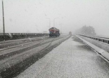 საავტომობილო გზების დეპარტამენტი: მთელი საქართველოს მაშტაბით, მათ შორის ცენტრალურ ჩქაროსნულ მაგისტრალზე, გზა ინტენსიურად იწმინდება და ტექნიკური მარილი იყრება