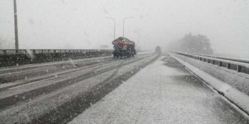 საავტომობილო გზების დეპარტამენტი: მთელი საქართველოს მაშტაბით, მათ შორის ცენტრალურ ჩქაროსნულ მაგისტრალზე, გზა ინტენსიურად იწმინდება და ტექნიკური მარილი იყრება