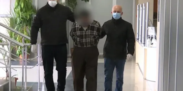 „სულ ცემა-ტყეპაში ვიყავი. აი, ეს ძვლები სულ მტკივა“ – რას ამბობს შვილის მკვლელობის მცდელობაში ბრალდებული მამა