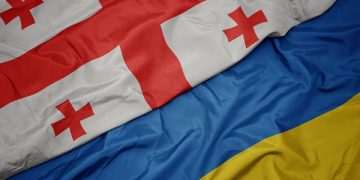 ქართული დროშა საქართველოს მოქალაქეების ხელმოწერით – უკრაინის მხარდამჭერი აქცია თბილისში