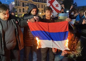 უკრაინის მხარდამჭერ აქციაზე რუსეთის დროშა დაწვეს – ბათუმი