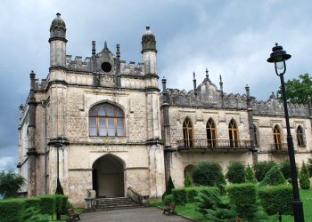 ძარცვა ზუგდიდის დადიანების სასახლეში – ეზოდან ბრინჯაოს სკულპტურა “კოლხი ქალი” მოიპარეს