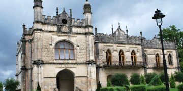 ძარცვა ზუგდიდის დადიანების სასახლეში – ეზოდან ბრინჯაოს სკულპტურა “კოლხი ქალი” მოიპარეს