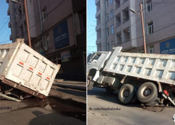 თბილისში სატვირთო ავტომობილი მიწაში ჩავარდა