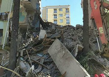 ბათუმში ანგრევენ კორპუსს, რომლის სადარბაზო ჩამოინგრა