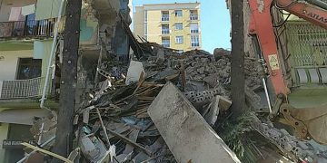 ბათუმში ანგრევენ კორპუსს, რომლის სადარბაზო ჩამოინგრა