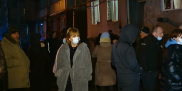 მიწისძვრის შემდეგ, ბათუმში, ერთ-ერთი ავარიული კორპუსის მცხოვრებლებმა შენობა დატოვეს