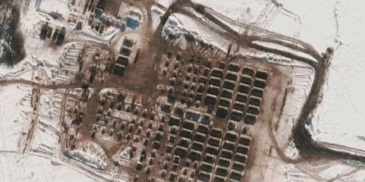 HANDOUT - 10.02.2022, Russland, Kursk: Dieses von Maxar Technologies zur Verfugung gestellte Satellitenbild zeigt Zelte und einen Truppenunterkunftsbereich in Kursk, etwa 110 Kilometer ostlich der Grenze zur Ukraine. Die Nato plant angesichts des ru