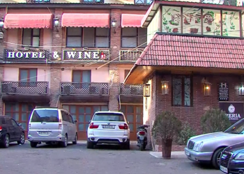 “კიბეზე ვუყურებთ სექსს“ – რუსთაველზე იტალიურ ეზოში, სასტუმროს სავარაუდოდ, პროსტიტუციისთვის იყენებენ