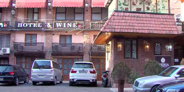 “კიბეზე ვუყურებთ სექსს“ – რუსთაველზე იტალიურ ეზოში, სასტუმროს სავარაუდოდ, პროსტიტუციისთვის იყენებენ