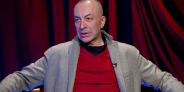 „ახლა რა ვქნათ, შვეიცარიის საელჩოს მოვუწყოთ საპროტესტო მიტინგი?! ასე ვირბინოთ უკრაინის დროშებით სხვადასხვა ქვეყნის საელჩოებთან?!“ – დავით მაღრაძე