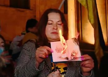 რუსეთის მოქალაქემ რუსული პასპორტი დაწვა – “პუტინმა უღალატა რუს ერს”