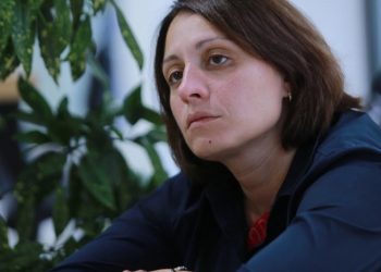 “მსოფლიო ყირაზე დგას. იღვიძებ და იგებ, რომ შენი მთავრობის წარმომადგენელი კარასინთან შეხვედრას გეგმავს” – ელენე ხოშტარია