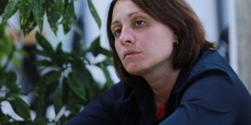 “მსოფლიო ყირაზე დგას. იღვიძებ და იგებ, რომ შენი მთავრობის წარმომადგენელი კარასინთან შეხვედრას გეგმავს” – ელენე ხოშტარია