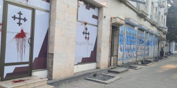 გორში ალტ-ინფოს ოფისს წითელი საღებავი შეასხეს