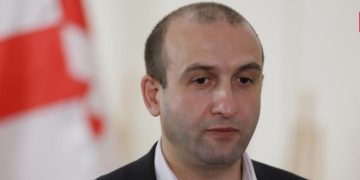 შალვა ნათელაშვილს კორონა აქვს და ამ დროს პარლამენტიდან ადამიანის გაგდება სძაგს უფალს – იაგო ხვიჩია