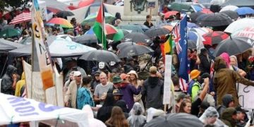 ახალ ზელანდიაში პოლიცია კოვიდ-რეგულაციების მოწინააღმდეგეთა აქციის დასაშლელად „მაკარენას“, ჯეიმს ბლანტის სიმღერებსა და Baby Shark-ს იყენებს