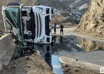 ახალციხე–ასპინძის დამაკავშირებელ გზაზე სატვირთო მანქანა გადაბრუნდა