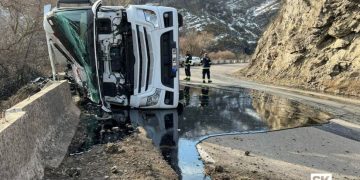 ახალციხე–ასპინძის დამაკავშირებელ გზაზე სატვირთო მანქანა გადაბრუნდა
