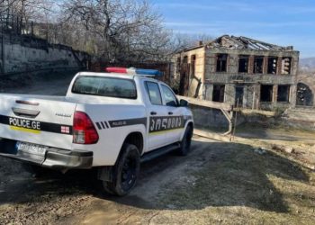 ქალის მკვლელობაში ბრალდებული, რომელსაც სოფელმა სახლი დაუწვა, ადრე სავარაუდოდ, ბებიის გაუპატიურებისთვის გაასამართლეს