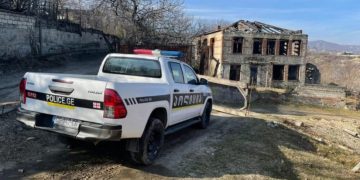 ქალის მკვლელობაში ბრალდებული, რომელსაც სოფელმა სახლი დაუწვა, ადრე სავარაუდოდ, ბებიის გაუპატიურებისთვის გაასამართლეს