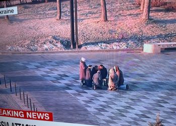 კადრები ხარკოვის ცენტრიდან – მუხლებზე დაჩოქილი, მლოცველი მოხუცები