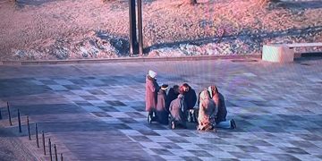 კადრები ხარკოვის ცენტრიდან – მუხლებზე დაჩოქილი, მლოცველი მოხუცები