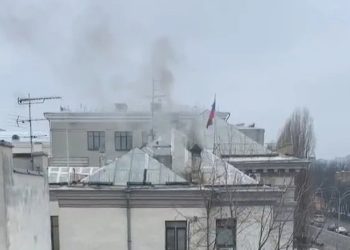 „შენობიდან თეთრი ფერის კვამლი ამოდის“ – კიევში რუსეთის საელჩოს თანამშრომლებმა დოკუმენტების განადგურება დაიწყეს