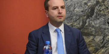 მითხარით, რომელი იყო პოლიტიკური – ფოტოგრაფების საქმე? კობა დავითაშვილის ცემის საქმე? „კაპეზეში“ „მიშა მაგარიაზე“ რომ ამღერებდნენ, ეგ საქმე იყო პოლიტიკური? – კოკა კაციტაძე ხატია დეკანოიძეს