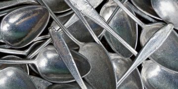 ოზურგეთში დაკეტილი სახლიდან ჭაღები, ქვაბები, კოვზები და თეთრეული მოიპარეს