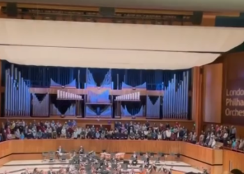 ლონდონის ფილარმონიაში კონცერტის დაწყებამდე ორკესტრმა უკრაინის ჰიმნი შეასრულა