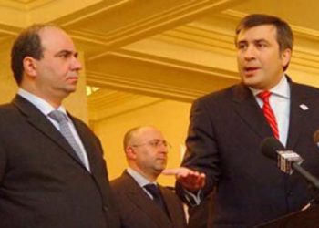 „სააკაშვილი მემუარებში, თურმე, ჟვანიას აკრიტიკებს, ბადრი აფინანსებდაო“ – ამირან სალუქვაძე