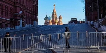 მოსკოვში, წითელ მოედანთან რკინის ჯებირები დადგეს