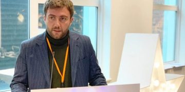 “და კიდევ: დიდი ანალიზი არ სჭირდება იმას, რომ პუტინს სულ ცალ ფეხზე ჰკიდია სანქციები!!! “-ნოე სულაბერიძე