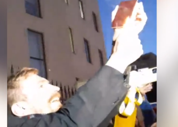 „მოქალაქეობაზე უარს ვამბობ” – უკრაინის საელჩოსთან რუსეთის მოქალაქემ პასპორტი დაწვა