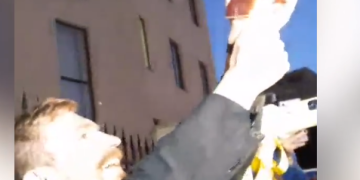 „მოქალაქეობაზე უარს ვამბობ” – უკრაინის საელჩოსთან რუსეთის მოქალაქემ პასპორტი დაწვა