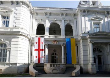 უკრაინისა და საქართველოს დროშები პრეზიდენტის სასახლეზე