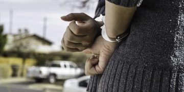 „რათ უნდა ორი შვილის მარტოხელა დედას იარაღი?!“ – ქუთაისში პოლიციამ 38 წლის ქალი დააკავა