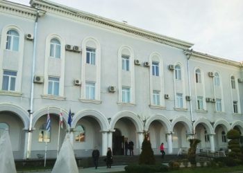ქობულეთის მერიაში ხმაურია, შენობაში ოპოზიციის წევრებს და ჟურნალისტებს არ უშვებენ