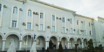 ქობულეთის მერიაში ხმაურია, შენობაში ოპოზიციის წევრებს და ჟურნალისტებს არ უშვებენ
