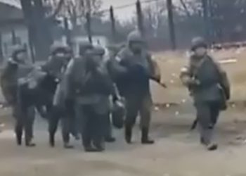 რუსმა სამხედროებმა ტექნიკა დატოვეს და ფეხით წავიდნენ – ვიდეო უკრაინიდან