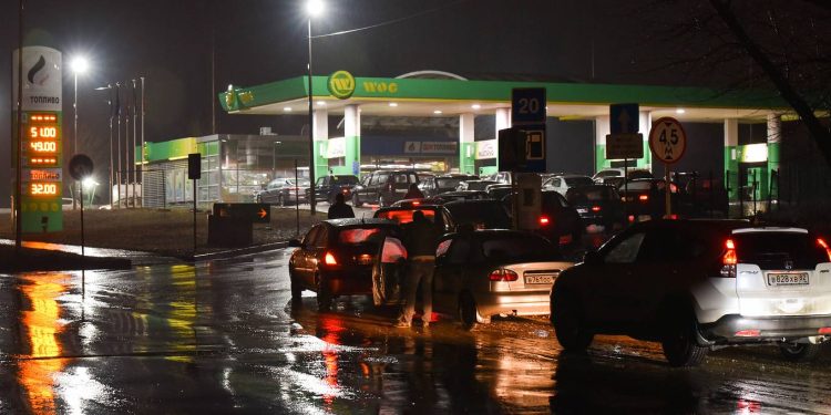 DONETSK, UKRAINE - FEBRUARY 18, 2022: Cars line up by a gas station. On February 18, 2022, the heads of the separatist republics of Lugansk and Donetsk, Leonid Pasechnik and Denis Pushilin, announced a mass evacuation of residents of the republics amid the evolving threat of combat actions; Russia agreed to receive the evacuees. Nikolai Trishin/TASS

”краина. ƒонецк. јвтомобили в очереди на автозаправочную станцию WOG. √лава ƒонецкой народной республики ƒенис ѕушилин за€вил, что власти организовали с 18 феврал€ массовый централизованный выезд населени€ в –оссию в св€зи с опасностью разв€зывани€ ”краиной военных действий. ѕосле этого за€влени€ глава Ћуганской народной республики Ћеонид ѕасечник также призвал в жителей в кратчайшие сроки выехать на территорию –оссии. Ќиколай “ришин/“ј——
