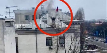 ამას იმ შემთხვევაში აკეთებენ, როდესაც იციან, რომ წასვლა მოუწევთ – ზურაბ ბატიაშვილი რუსეთის საელჩოში განვითარებულ მოვლენებზე წერს