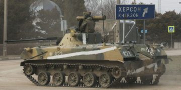 რუსეთის ჯარებმა ანექსირებული ყირიმის მოსაზღვრე ქალაქი ნოვაია-კახოვკა დაიკავეს