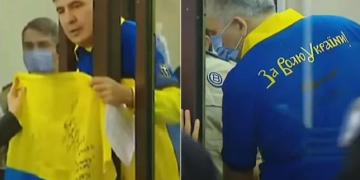 „მას ჩვენი სახელმწიფო სიმბოლო უკუღმა ეჭირა” – რას წერს უკრაინული მედია მიხეილ სააკაშვილზე?